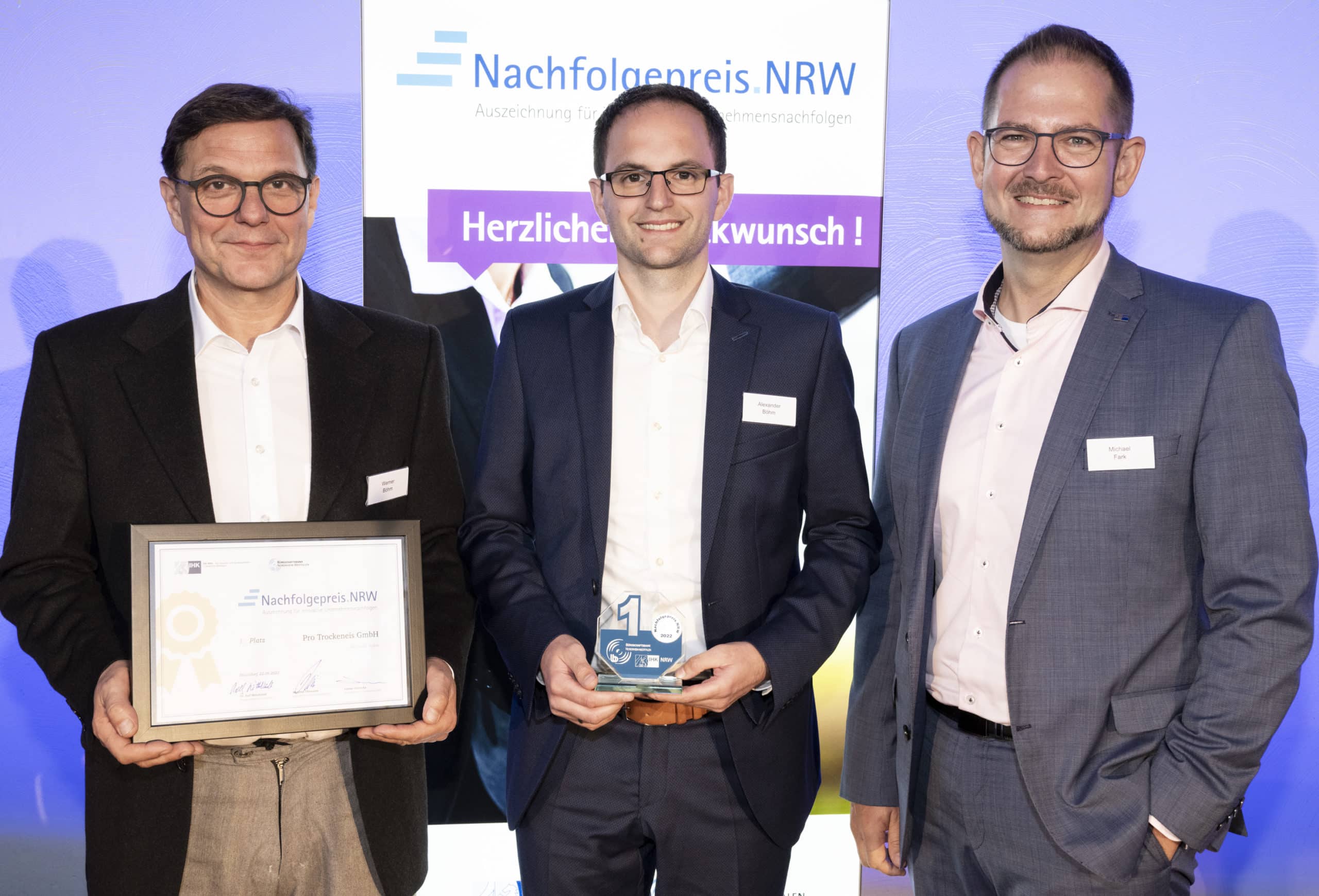 From left: Werner and Alexander Böhm (both Pro Trockeneis GmbH) with Michael Fark, Managing Director of Business Development (IHK Bonn/Rhein-Sieg) at the award ceremony